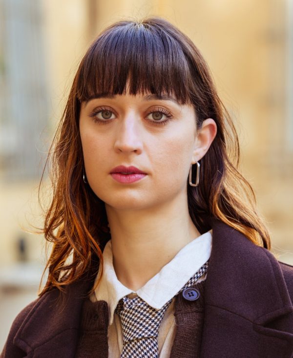 Femme avec cheveux longs et bruns